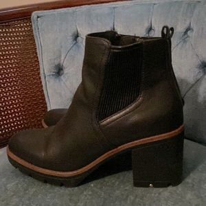 Naturalizer Madalynn Gore Boot in Black, Naturalizer Lug Sole Boot-8M